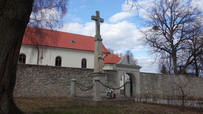 Kříž u kostela - Naháč-1