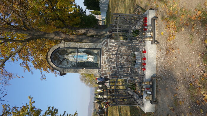 Szűz Mária szobra a temetőben - Bíňovce-4
