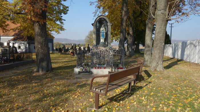 Szűz Mária szobra a temetőben - Bíňovce-2