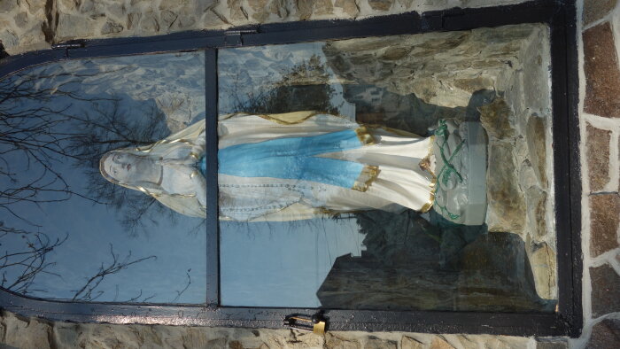 Socha Panny Marie na hřbitově - Bíňovce-3