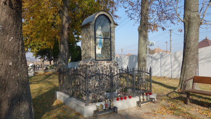 Socha Panny Marie na hřbitově - Bíňovce-1