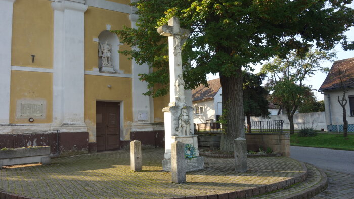 Kríž pred kaplnkou sv. Floriána - Plavecký Mikuláš-1