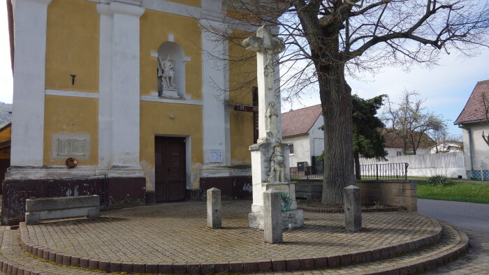 Kríž pred kaplnkou sv. Floriána - Plavecký Mikuláš-2