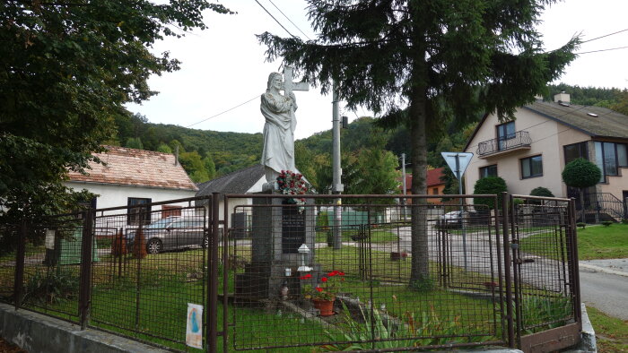 Jesus Christus mit dem Kreuz im Dorf - Plavecký Mikuláš-1