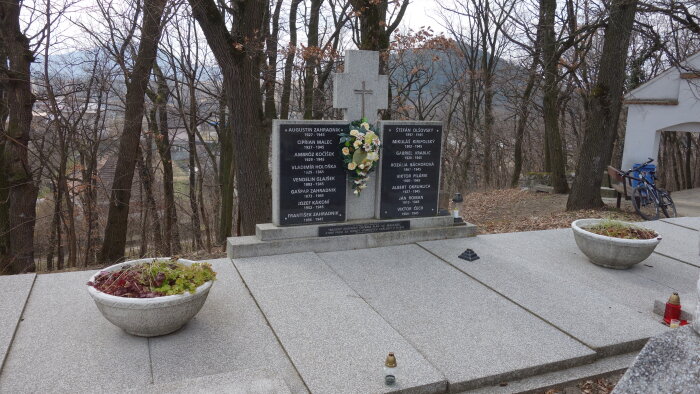 A frontátkelő áldozatainak emlékműve - Plavecký Mikuláš-2