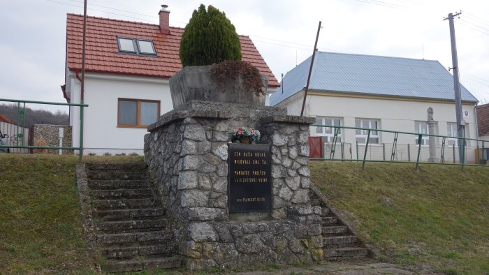 Pomník padlých v 1. a 2. světové válce - Plavecký Peter-1