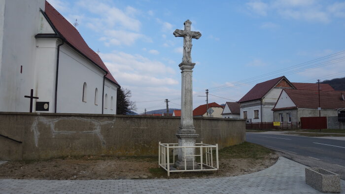 Kríž pred kostolom - Plavecký Peter-1