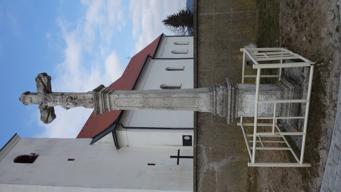 Kríž pred kostolom - Plavecký Peter-2