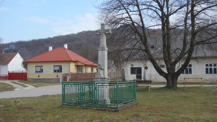 Kříž v obci - Plavecký Peter-2