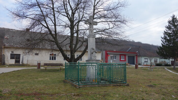 Kríž v obci - Plavecký Peter-1