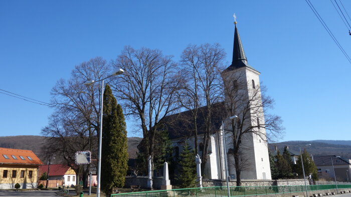 Farní kostel sv. Michala archanděla - Prievaly-2