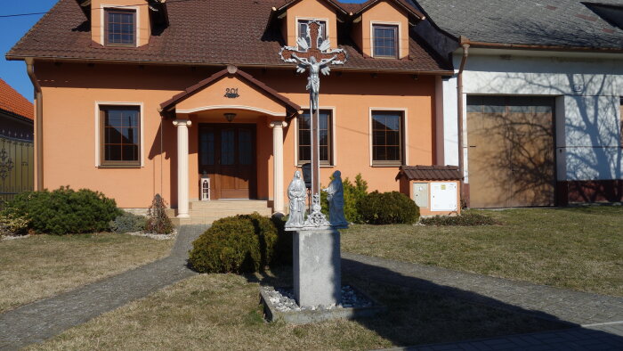 Liatinový kríž v obci - Prievaly-1