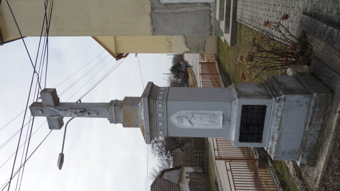 Kříž před kostelem - Cerová, část Rozběhy-3