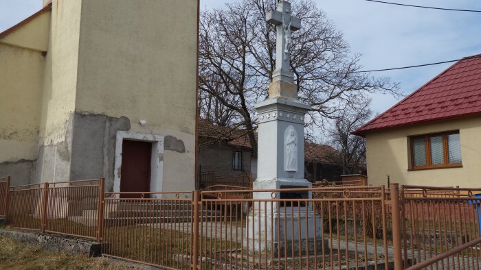 Kreuz vor der Kirche - Cerová, Ortsteil von Rozbehy-1