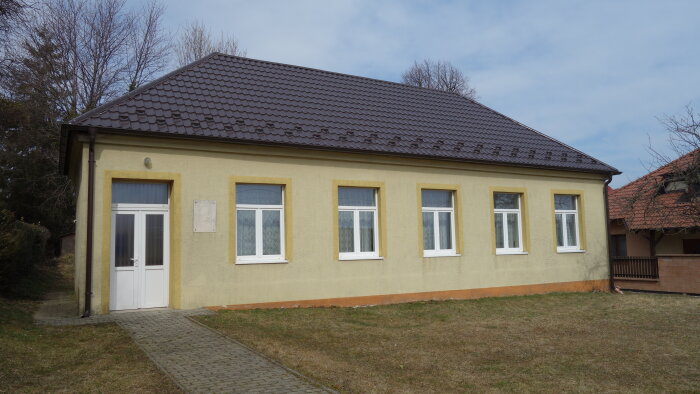 Altes Gemeindehaus - Cerová, Ortsteil von Rozbehy-1