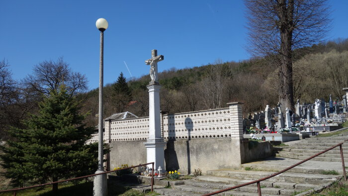 Kreuz auf dem Friedhof - Hradište pod Vrátnom-1