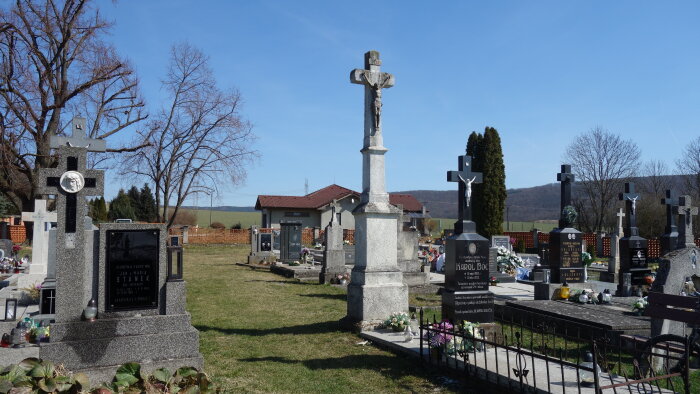 Das Hauptkreuz auf dem Friedhof - Osuské-1