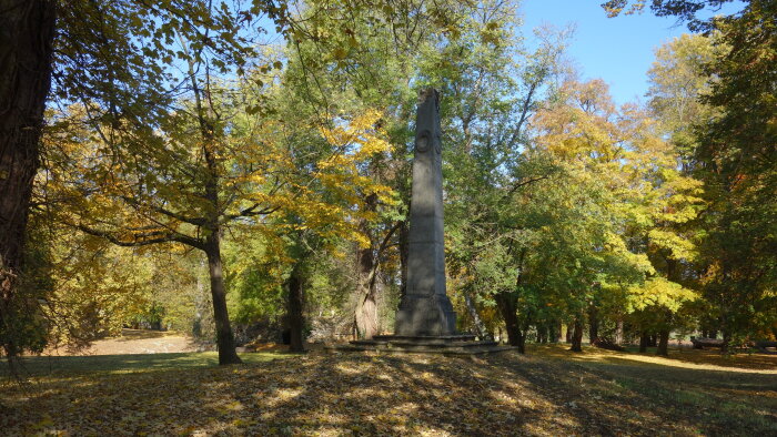 Obeliszk a parkban - Dolná Krupá-2