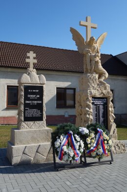 Memorials to the victims of the First World War and the SNP - Špačince-2