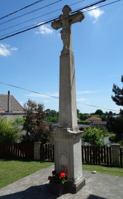 Kamenný kríž pred kostolom - Brestovany-3
