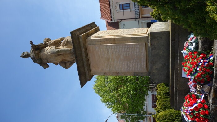 Pomník obetiam 2. svetovej vojny - Hlohovec-4