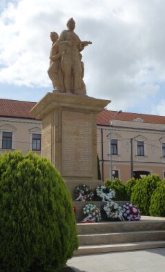 Pomník obetiam 2. svetovej vojny - Hlohovec-2