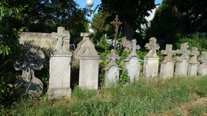 NKP Sírkövek a temetőben - Malženice-1