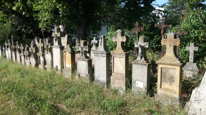 NKP-Grabsteine auf dem Friedhof - Malženice-2