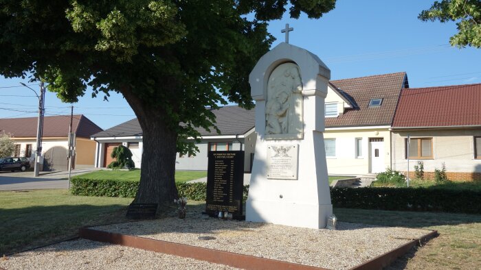 Monument to the fallen in the 1st war - Malženice-1