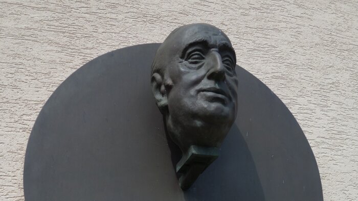 Bust of Gejza Dusík at his birth house - Zavar-1