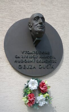 Busta Gejzu Dusíka na rodném domě - Zavar-3