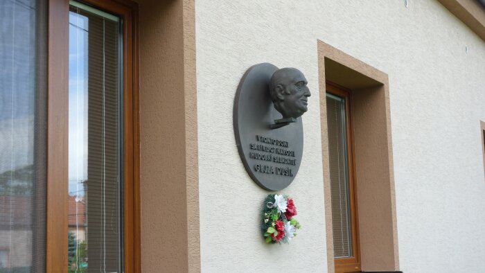 Bust of Gejza Dusík at his birth house - Zavar-2