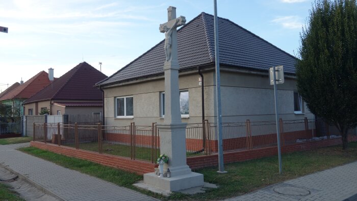 Kríž v obci - Zavar-2