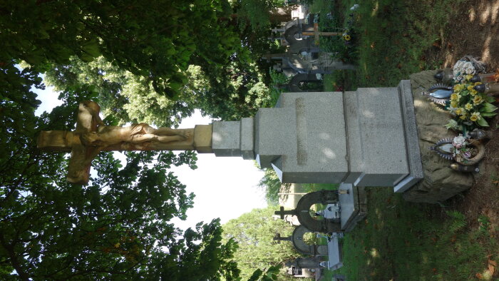 1. Kríž na cintoríne-3