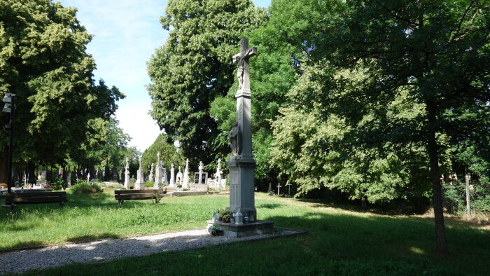 2. Kříž na hřbitově-1