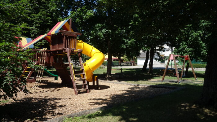 Detské ihrisko v parku-3