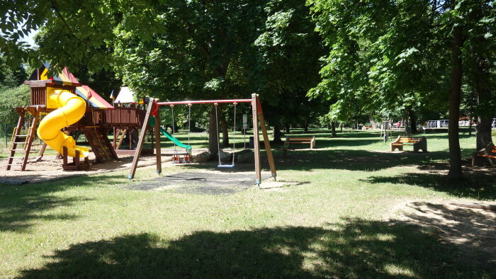Dětské hřiště v parku-1