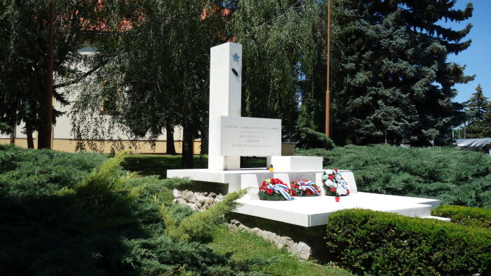 Pomník Osvoboditelům obce a Obětem 1. a 2. světové války-3