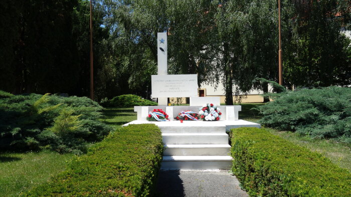 Pomník Osvoboditelům obce a Obětem 1. a 2. světové války-1