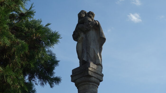 Statue der Jungfrau Maria mit einem Kind-2