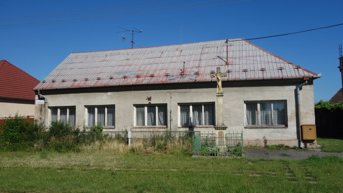 Das Gebäude der alten Schule in Varovo Šúry-2