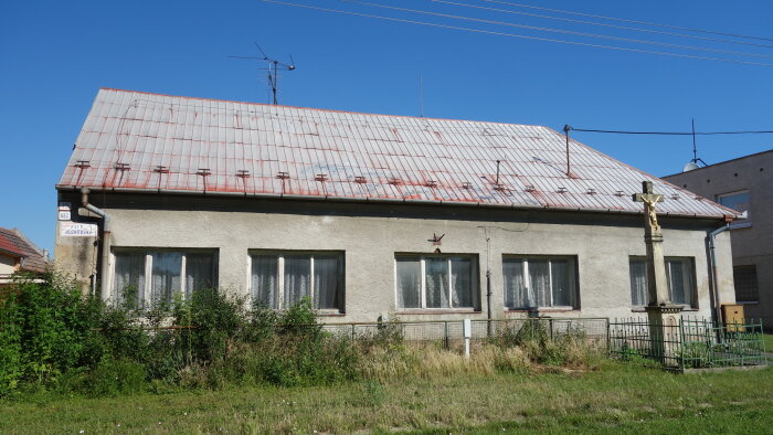 Das Gebäude der alten Schule in Varovo Šúry-3