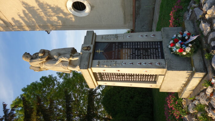 Denkmal für die Gefallenen der Weltkriege in Šúrovce-2
