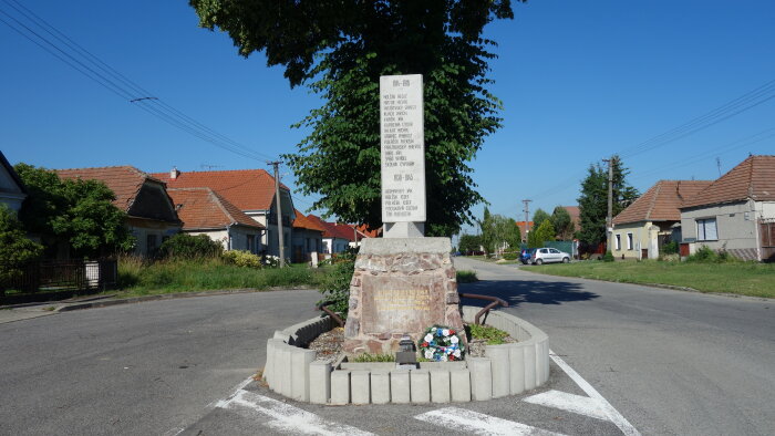 Valtašúr monument to the fallen-1