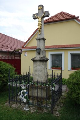 Steinkreuz in Veľké Šúrovce-3