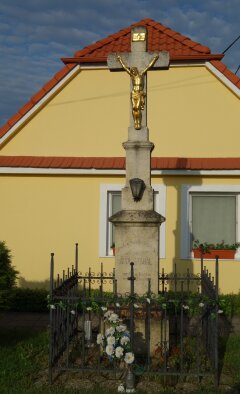 Steinkreuz in Veľké Šúrovce-2