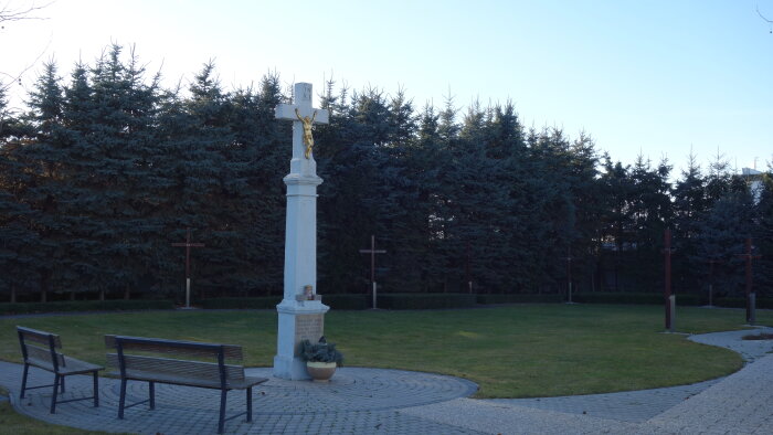 Kříž v areálu kaple-2