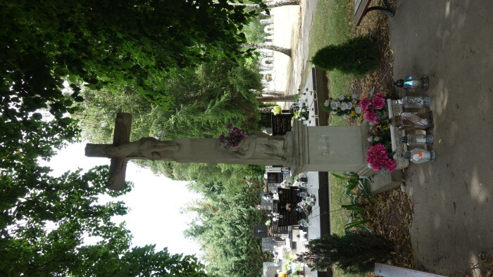 Das Hauptkreuz des Friedhofs-3