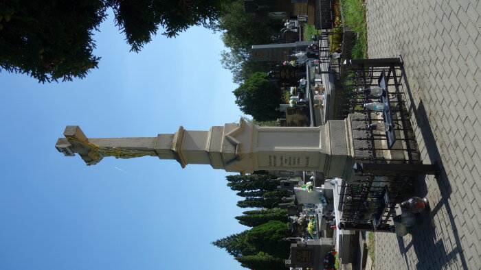 Das Hauptkreuz des Friedhofs-2