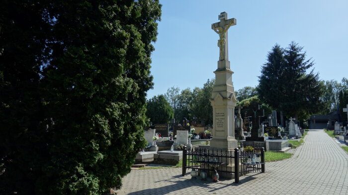 Das Hauptkreuz des Friedhofs-1